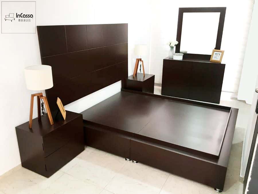 La imagen muestra la Recámara Modelo BRASILEA en tono chocolate, compuesta por cabecera amplia, base de cama, dos burós y tocador con espejo. Su diseño minimalista y líneas rectas crean un ambiente moderno y elegante.