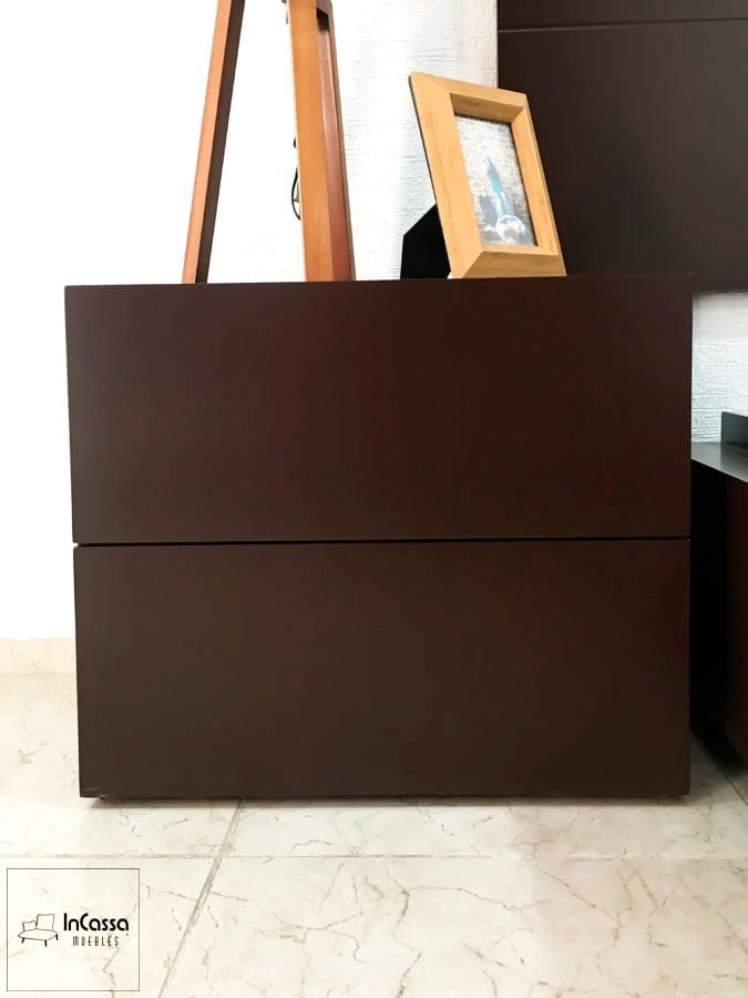 La fotografía presenta el buró del Modelo BRASILEA, elaborado en MDF color chocolate con dos amplios cajones sin jaladeras visibles. Su diseño limpio y contemporáneo aporta funcionalidad y elegancia al conjunto.