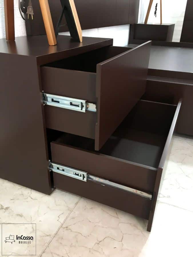 La fotografía muestra el buró del Modelo BRASILEA, con sus dos cajones abiertos y correderas metálicas de extensión completa. Fabricado en MDF color chocolate, combina funcionalidad y estilo contemporáneo, ideal para complementar la cabecera y tocador del mismo modelo.