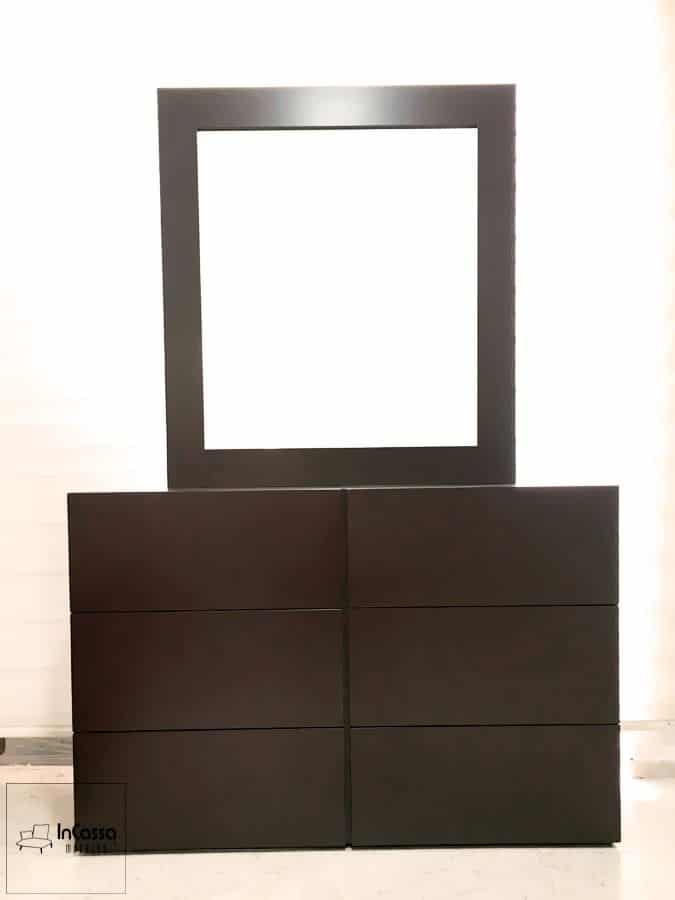 La foto muestra el tocador del Modelo BRASILEA, compuesto por un espejo amplio y una base con seis cajones espaciosos. Elaborado en MDF color chocolate, ofrece un diseño moderno, sobrio y funcional ideal para complementar la recámara.