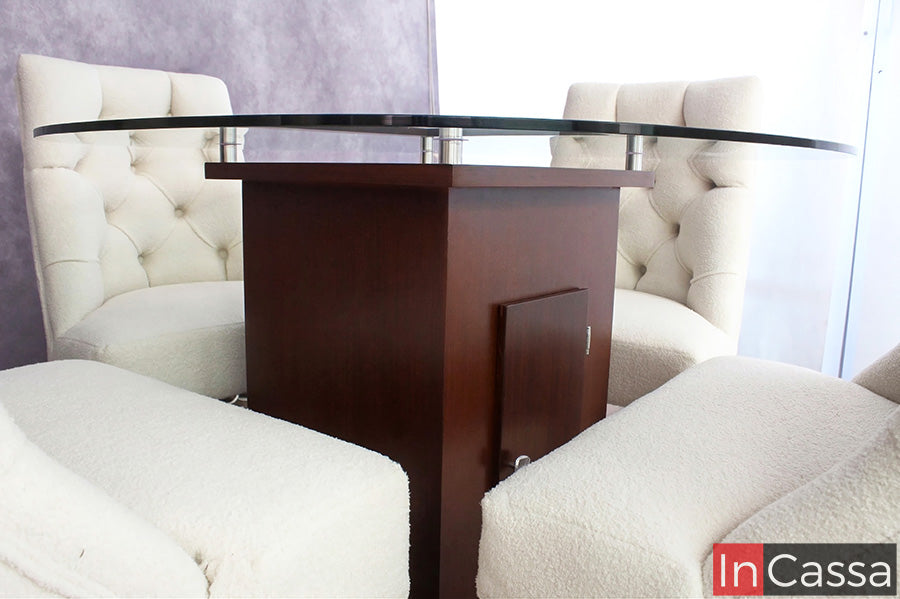 Se observa el antecomedor BRATISLAVA destacando su base en color tabaco con líneas firmes y puerta integrada, complementado con cubierta de vidrio y sillas capitoneadas en suede hueso que aportan confort y elegancia.