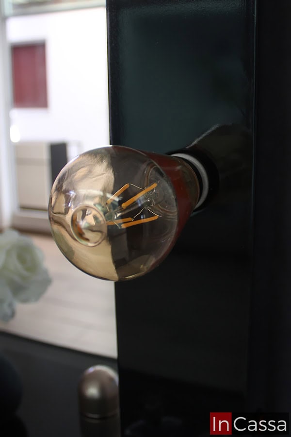 La imagen nos muestra uno de los focos LED del tocador apagado, en el que se puede observar mejor detalles tales como el grosor de la bombilla y los alambres de contacto.