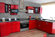 La imagen muestra la cocina integral en U en un llamativo color rojo, diseñada para resaltar en cualquier hogar moderno. Este modelo incluye múltiples módulos superiores e inferiores, optimizando el espacio de almacenamiento con compartimentos amplios y funcionales. La cubierta de formaica en estilo mármol negro no solo ofrece durabilidad, sino también un contraste sofisticado con los muebles.
