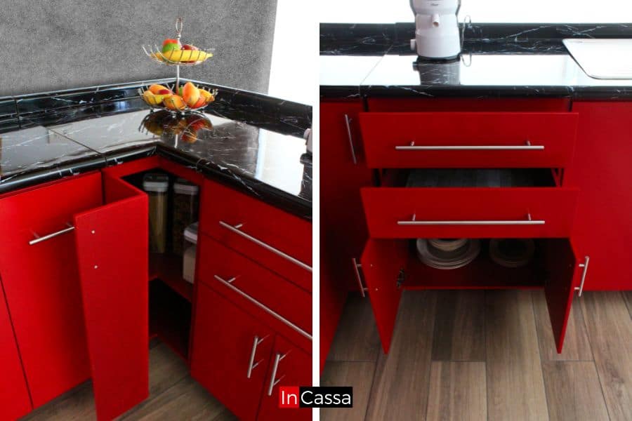 Una toma de los módulos inferiores laterales de la cocina roja completa, que cuentan con espacios prácticos para almacenar recipientes y cajones diseñados para platos y utensilios de cocina.