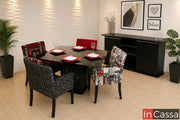 En esta toma en perspectiva del Antecomedor Modelo BUCAREST para 4 personas en color chocolate, destaca su cubierta oscura y base central con espacio de almacenamiento. Las sillas en lino Europa, lino Da Vinci negro, lino Casa roja y lino rojo crean una combinación original de estampados y tonalidades, aportando un estilo urbano, moderno y lleno de personalidad al comedor.