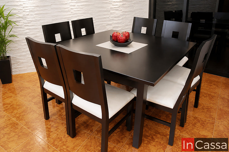 En esta imagen se aprecia el Antecomedor Modelo BUENOS AIRES para 8 personas en color chocolate, una propuesta amplia y elegante ideal para reuniones familiares. Su mesa rectangular se complementa con ocho sillas de respaldo alto y diseño geométrico, equipadas con cómodos asientos tapizados en suede color hueso, creando un atractivo contraste que aporta luminosidad y sofisticación al conjunto.