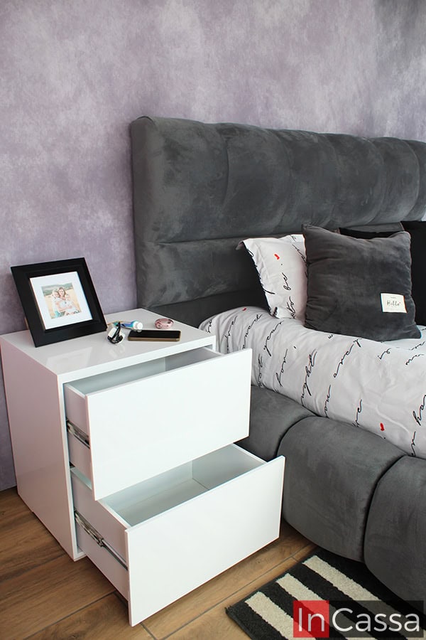 Aquí se presentan en detalle los cajones abiertos de uno de los buroes blancos, destacando el amplio espacio de almacenamiento y el diseño moderno de líneas rectas. Ideal para mantener la habitación organizada y estilosa.