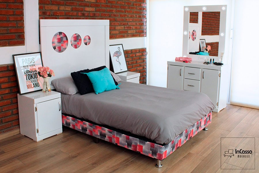 La imagen muestra una recámara moderna con cabecera blanca y diseño circular decorativo, base tapizada en lino plasma, dos burós laterales y un tocador con espejo y luces tipo vanity, todos en color blanco. Ideal para quienes buscan un estilo contemporáneo y funcional.