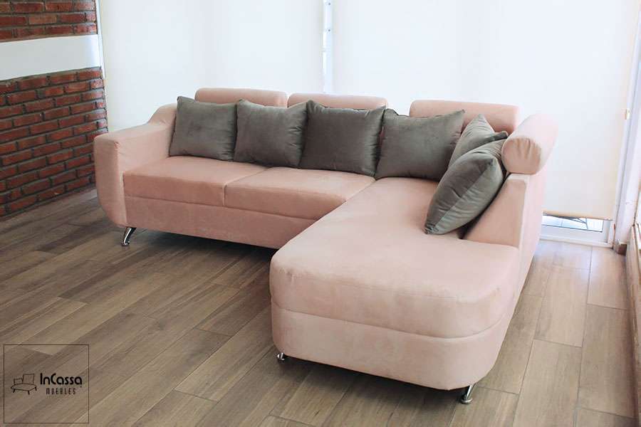 Sala esquinera de suede rosa con cojines grises, ideal para ambientes minimalistas y modernos. Su diseño elegante y confort destaca en cualquier espacio, proporcionando un toque de estilo y sofisticación.