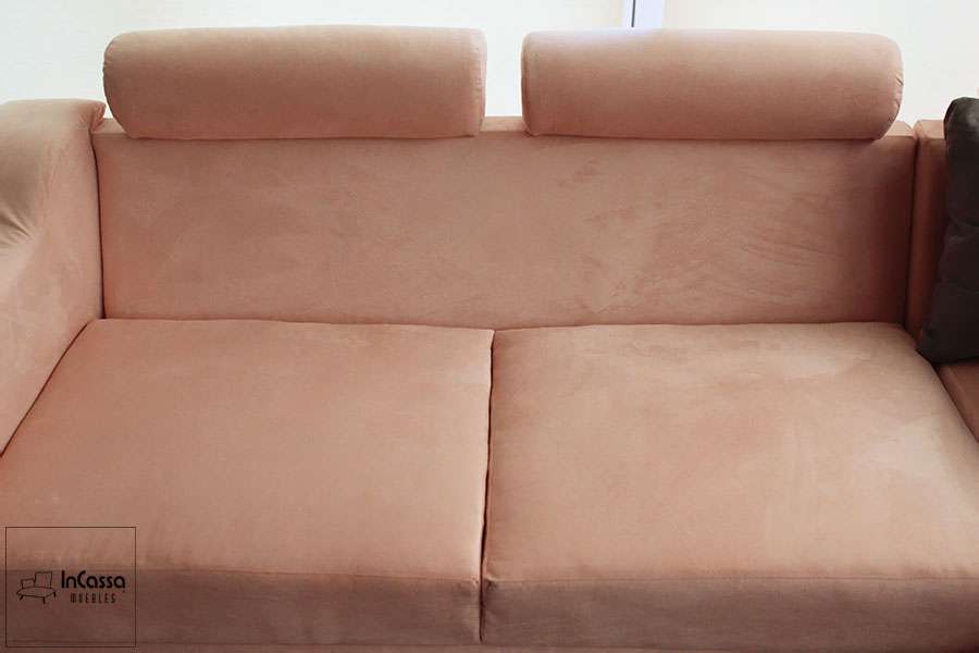 Detalle de respaldo en sala esquinera tapizada en suede color rosa. Su tapizado suave y cómodo es ideal para añadir un toque de elegancia y funcionalidad a cualquier sala de estar.