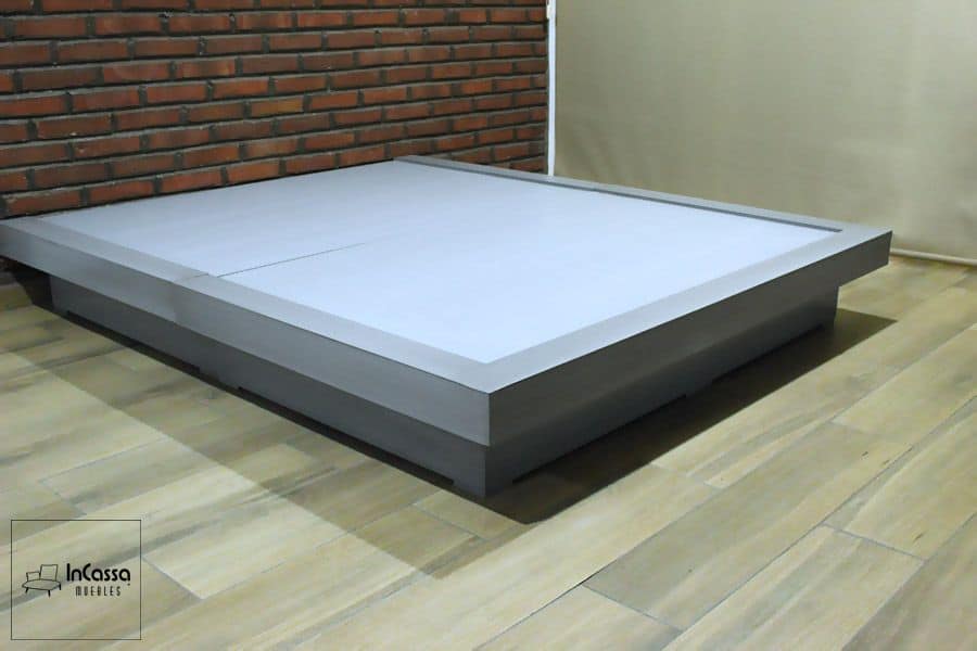 Se presenta una base de cama en elegante tono gris cenizo claro con un diseño de perfil bajo y bordes elevados. Su estructura robusta proporciona estabilidad y modernidad, adaptándose a cualquier estilo de dormitorio con un toque sofisticado