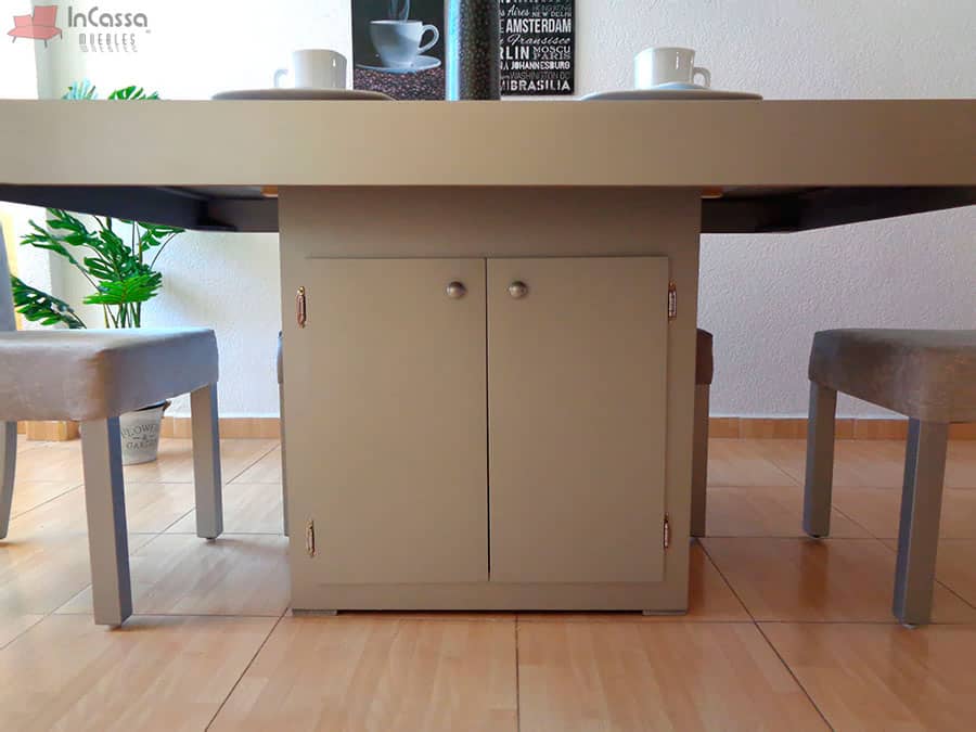 Esta imagen muestra de cerca la base de la mesa del comedor Cambridge para 6 personas, equipada con dos puertas discretas que ocultan un práctico gabinete de almacenamiento. Su diseño limpio, en color silver completo, mantiene la funcionalidad sin sacrificar estilo.