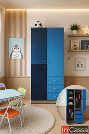 Aquí se aprecia el Guardarropa Infantil Modelo CARSON en diferentes tonos azulados, diseñado para mantener organizada la ropa, el calzado y los accesorios de los más pequeños. Su distribución funcional y combinación de colores aportan un ambiente moderno, alegre y práctico para cualquier habitación infantil.