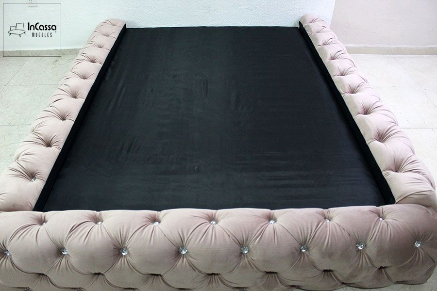 Se nos presenta la base en tapiz suede color rosa palo con acabado capitoneado en el que los botones tienen forma de diamante dándole un toque de elegancia a la base.