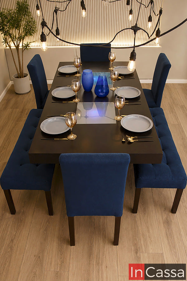 Se observa el Comedor Moderno con Bancas y Sillas Modelo CHAD, con mesa en acabado chocolate y sillas junto con bancas tapizadas en tela pliana color pavorreal. Su diseño contemporáneo combina amplios espacios, líneas elegantes y cómodos asientos, ofreciendo un ambiente sofisticado y acogedor para disfrutar reuniones familiares y ocasiones especiales.