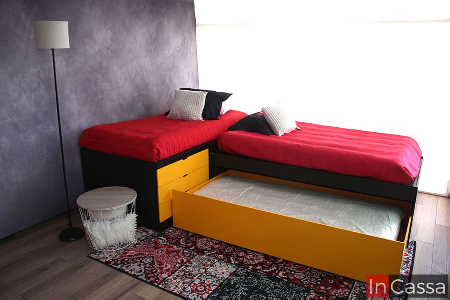 La foto destaca la tercera base oculta de la trilitera que, al igual que los cajones, es amarilla en su totalidad y cuenta con un espacio lo suficientemente amplio como para instalar un colchón individual.