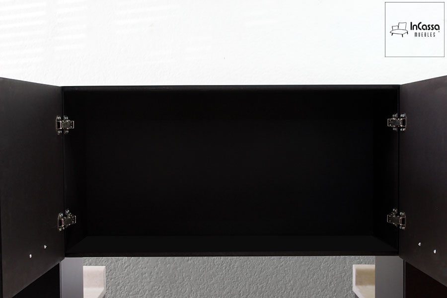 Una toma frontal revela el módulo superior central de la cocina Colombia con puertas abiertas. Su diseño amplio y sin divisiones internas permite almacenar objetos de mayor volumen. El acabado chocolate mate proporciona un aspecto elegante y moderno, mientras que las bisagras metálicas internas garantizan resistencia y apertura suave.