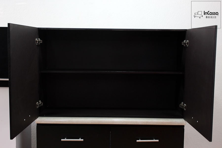 En esta imagen se observa una alacena de cocina en color chocolate con acabado mate, mostrada desde un ángulo completamente frontal. Las puertas están abiertas, revelando dos amplios niveles internos ideales para almacenamiento. El interior mantiene la misma tonalidad oscura para una estética uniforme, mientras que las bisagras metálicas aseguran durabilidad y funcionalidad.