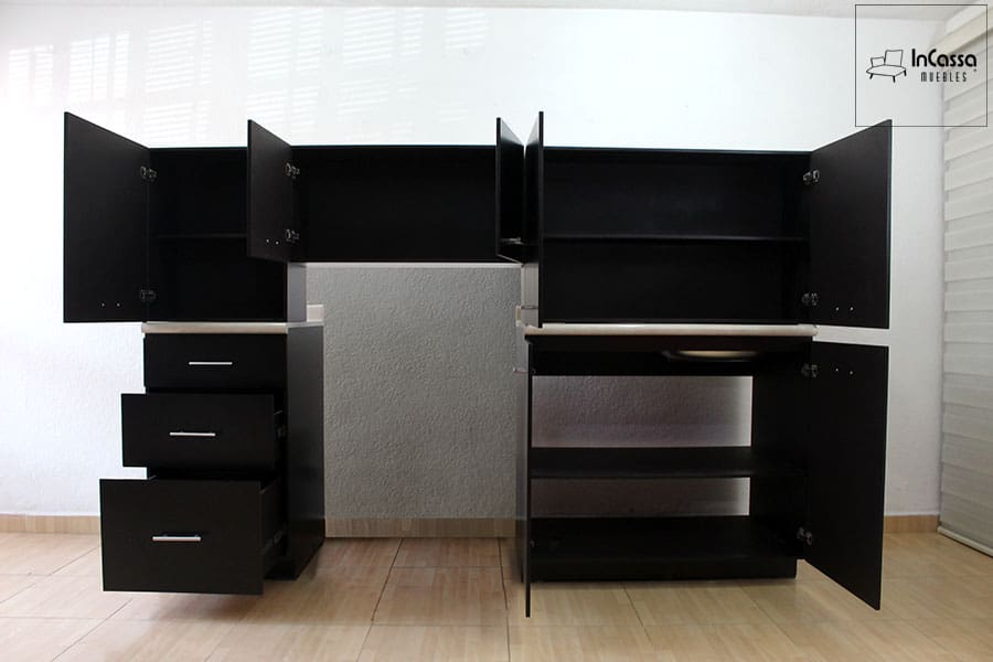 La foto presenta una vista general de todos los módulos abiertos de la cocina integral modelo Colombia en color chocolate completo. Se aprecian tres cajones funcionales con correderas metálicas, alacenas superiores con estantes internos, y módulos inferiores con puertas abatibles y amplio espacio de almacenamiento. La tarja metálica con escurridor está integrada en el módulo derecho. Ideal para mostrar la capacidad y funcionalidad del diseño.