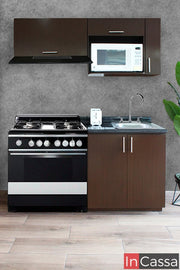 Esta cocina integral de elegante acabado tabaco y cubierta de formaica negra presenta un diseño compacto y funcional. Se muestra con una estufa con cinco quemadores, tarja de acero inoxidable y un módulo superior con espacio para microondas. Perfecta para cocinas modernas y minimalistas.