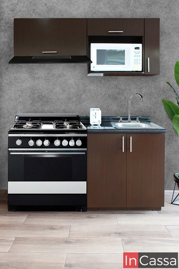 Esta cocina integral de elegante acabado tabaco y cubierta de formaica negra presenta un diseño compacto y funcional. Se muestra con una estufa con cinco quemadores, tarja de acero inoxidable y un módulo superior con espacio para microondas. Perfecta para cocinas modernas y minimalistas.