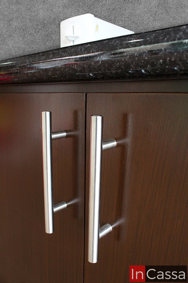 Las manijas de los gabinetes tienen un diseño contemporáneo en acero inoxidable, añadiendo un toque de elegancia y practicidad a la cocina.