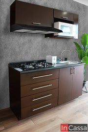 En esta foto se aprecia la cocina integral con alacenas superiores y un módulo inferior con cajones. El diseño elegante combina madera oscura y una encimera de granito.