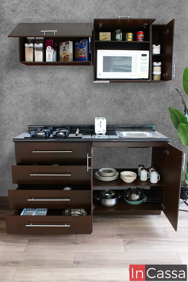 La imagen muestra los compartimentos interiores de la cocina color tabaco, que incluyen cajones amplios, espacio para utensilios, y un estante inferior para vajillas y ollas.