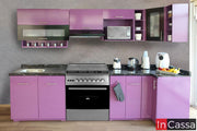 Moderna cocina en escuadra diseñada para estufa de piso, la cuál consta de cuatro módulos superiores y tres inferiores todos de color uva. Además, los módulos inferiores cuentan con una cubierta de formaica negra.
