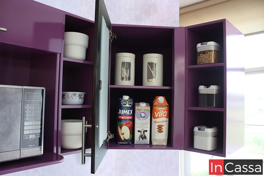 Esquinero superior en color uva con puerta de cristal y marco negro. El esquinero cuenta con un 3 espacios tanto en su lado izquierdo como en el derecho, además de dos compartimentos internos los cuales conservan el mismo tono uva.
