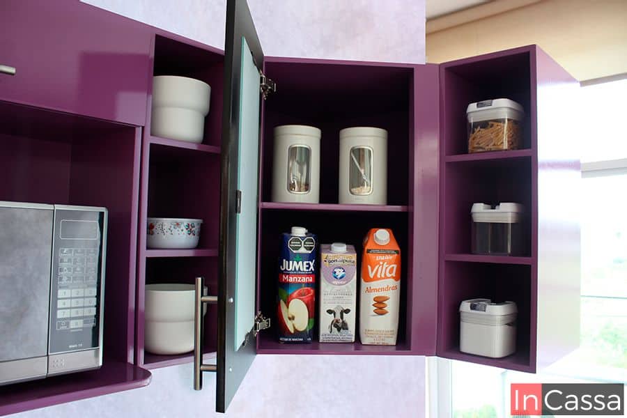 Una foto del mueble esquinero superior incluido en la cocina, este ofrece un total de 2 compartimentos y seis estantes para vajillas o consumibles. En esta presentación, el esquinero es de color uva en casi toda su estructura siendo solo el marco de su puerta de cristal de color negro.