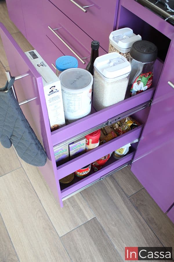 Práctico especiero extraíble en color uva diseñado para optimizar el almacenamiento de alimentos y productos secos en la cocina. Con tres niveles organizados, facilita el acceso a los ingredientes mientras mantiene la cocina ordenada y funcional.