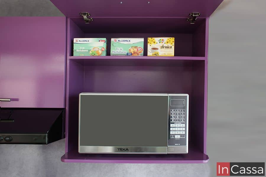 Imagen del módulo de cocina en color uva completo diseñado específicamente para alojar un microondas y cuenta con un estante superior para almacenamiento adicional. Su diseño funcional maximiza el espacio y complementa la estética moderna del conjunto de cocina.