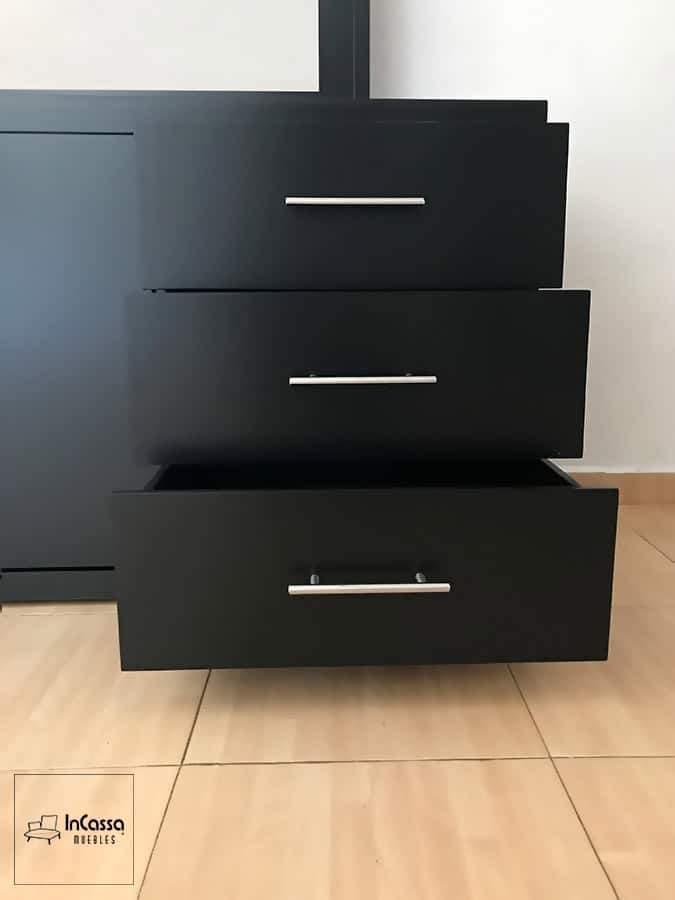 Una fotografía enfocada en los tres cajones del lado derecho del tocador Croacia en color chocolate completo, todos abiertos para mostrar su profundidad, amplitud y jaladeras metálicas modernas, perfectos para guardar objetos personales con comodidad.