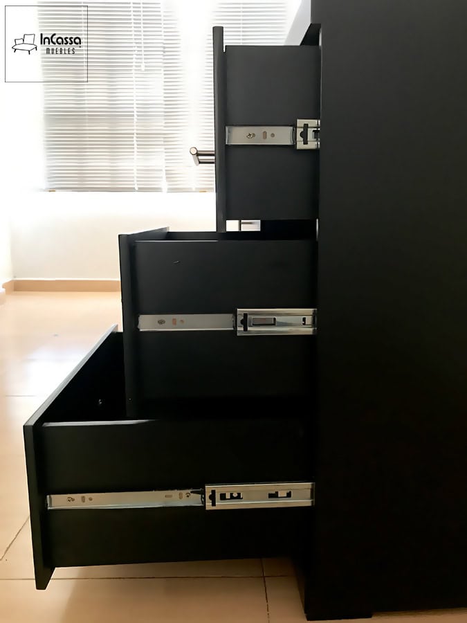 En esta imagen se aprecia el costado del tocador Croacia, con los cajones abiertos mostrando sus correderas metálicas de extensión que garantizan un deslizamiento suave, firme y duradero en el uso diario. El tocador es presentado en acabado chocolate mate en su totalidad.