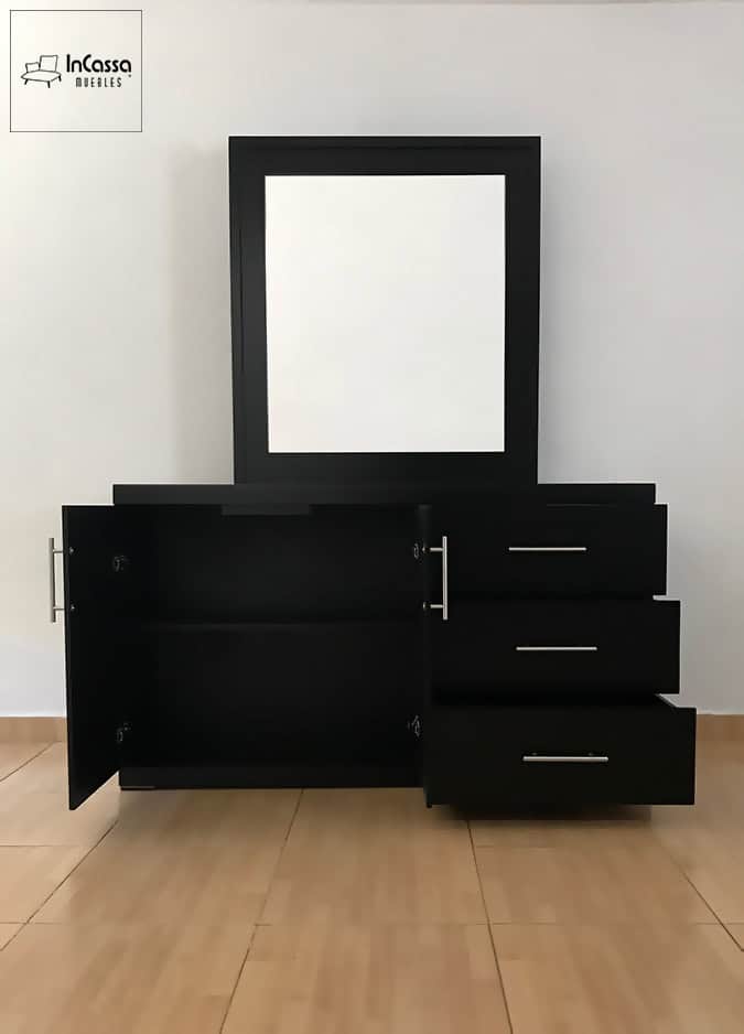 Se presenta el tocador Croacia con puertas y cajones completamente abiertos, revelando su interior espacioso con repisa central y tres cajones funcionales con correderas metálicas de extensión, además de un acabado chocolate completo. Ideal para mantener todo en orden