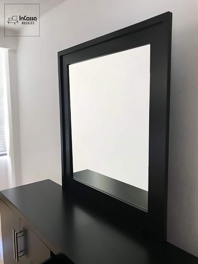 Una toma en ángulo muestra el diseño moderno del espejo del tocador Croacia, enmarcado en MDF color chocolate con líneas rectas y acabado mate que aporta elegancia y presencia al espacio.