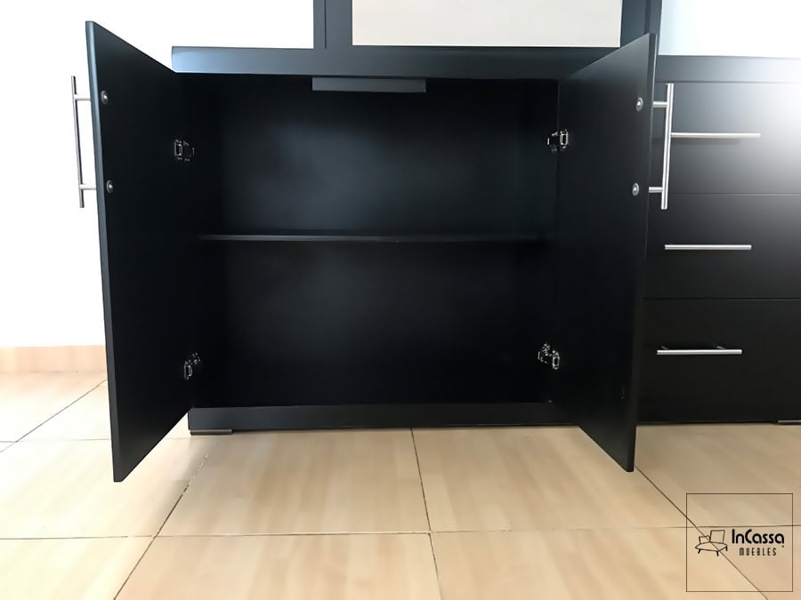 La foto presenta una vista centrada del módulo con puertas abiertas del tocador Croacia en acabado chocolate completo, mostrando su interior dividido por una repisa fija, ideal para almacenar artículos personales de forma organizada y accesible.