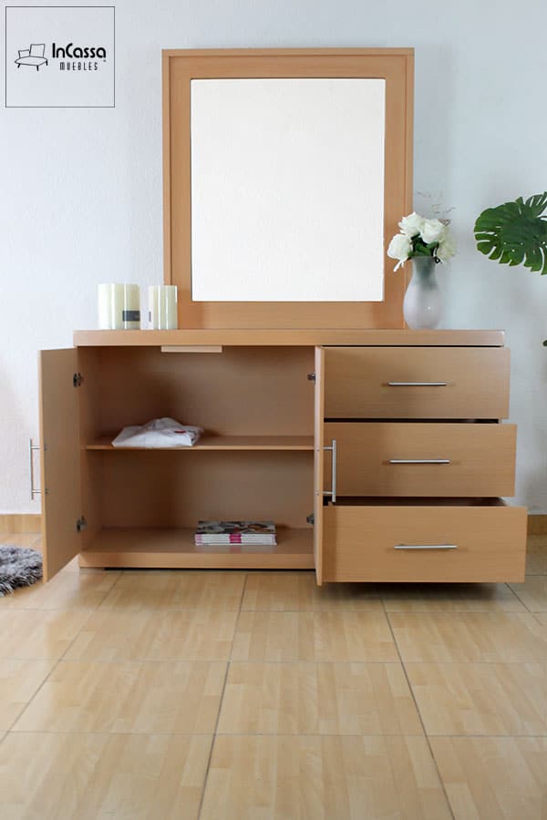 Una vista completa del tocador Croacia en acabado natural, con puertas y cajones abiertos que revelan su gran capacidad de almacenamiento. Destacan sus jaladeras metálicas y espejo amplio, ideal para espacios cálidos y modernos.