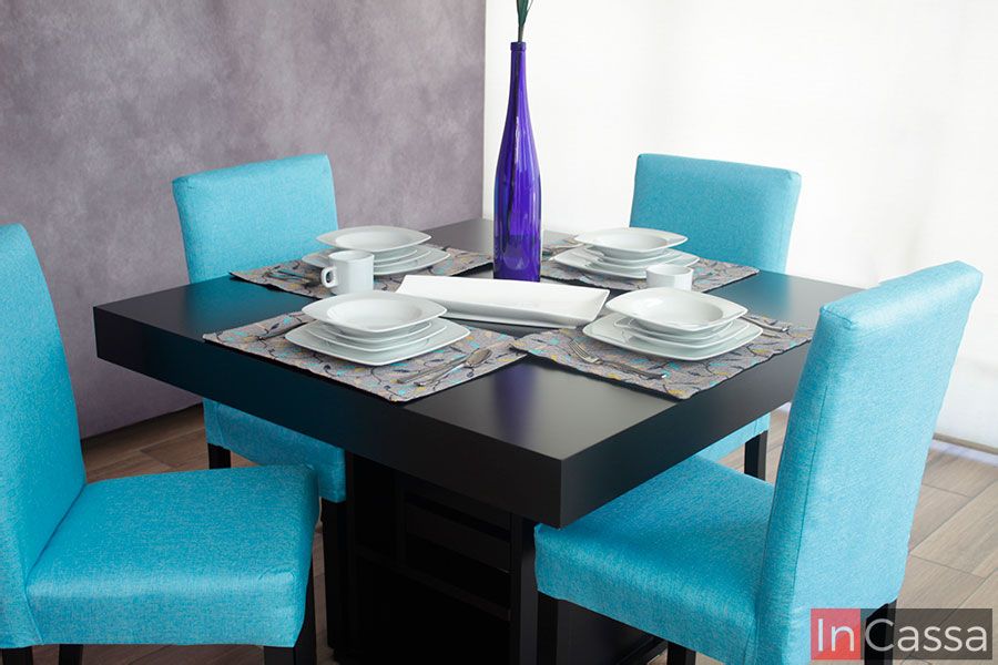 Una toma más cercana del comedor en la que podemos apreciar a mayor detalle el acabado mate en la pintura color chocolate del mueble, además de que es posible observar la textura en el tapiz pliana aqua de las sillas.