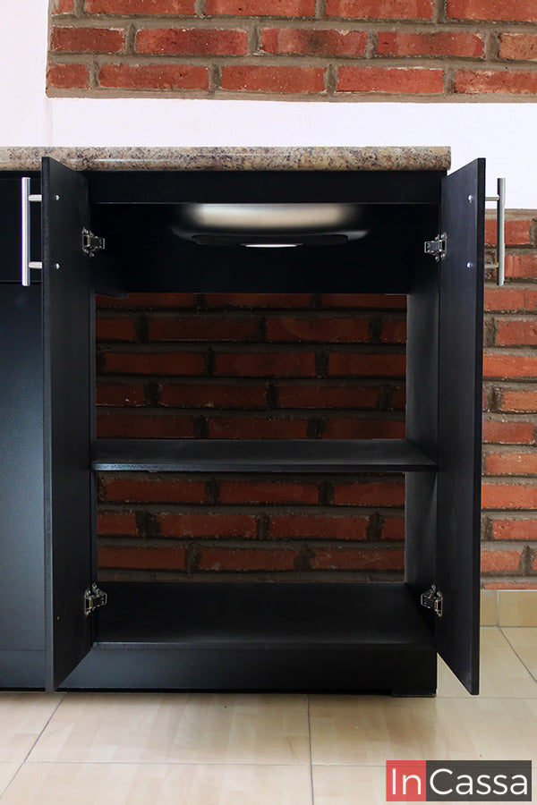 Vista interior del módulo inferior de la Cocina integral CURITIBA de 1.40m para PARRILLA en color chocolate con cubierta de formaica estilo piedra salvaje, mostrando espacio de almacenamiento con repisa central, puertas abatibles y área interior amplia. El diseño permite organizar utensilios de cocina manteniendo una distribución práctica y funcional.