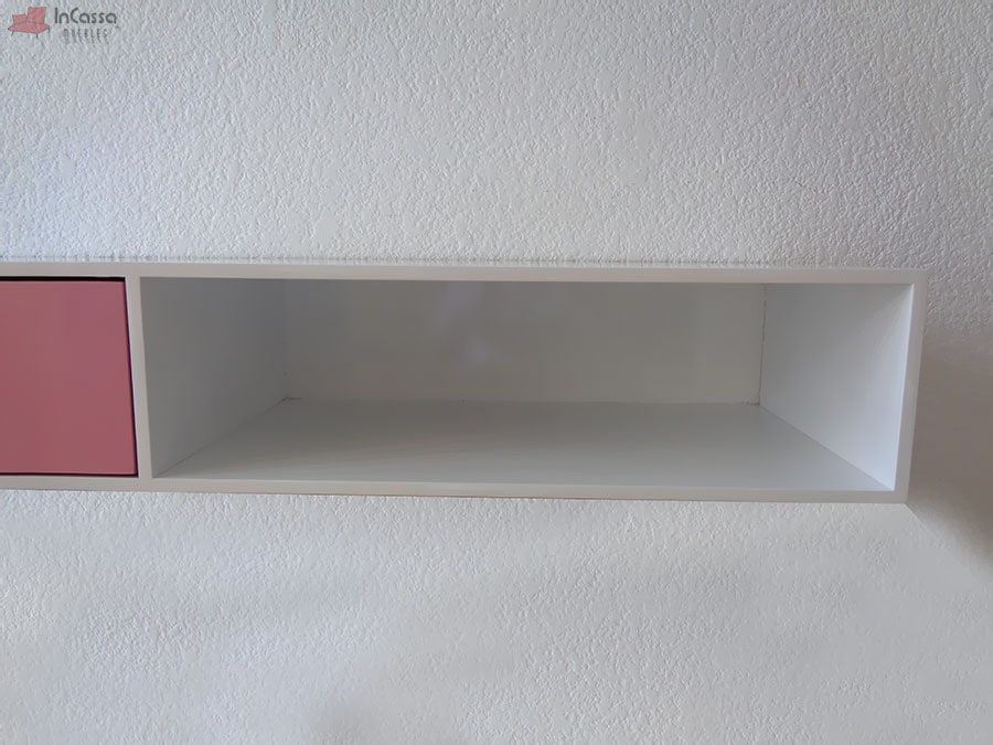 Se presenta el compartimento abierto del escritorio en acabado blanco, integrado en un escritorio flotante de diseño minimalista. Su estructura amplia y sin divisiones permite almacenar libros, accesorios o decoraciones, manteniendo el espacio ordenado y funcional.