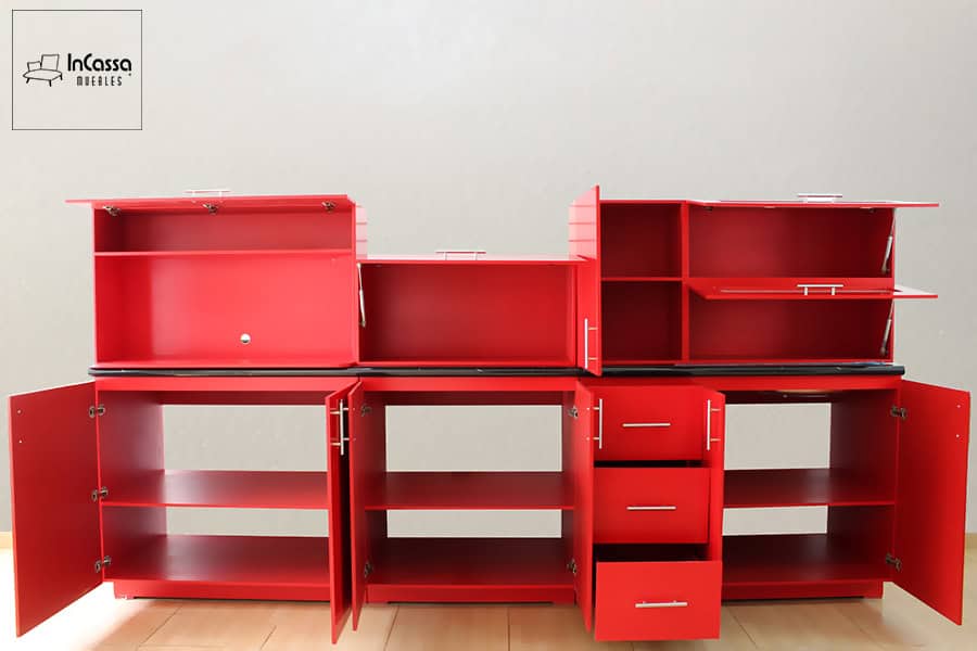 La imagen muestra el espacio interno de los módulos inferiores y superiores de la cocina en color rojo completo, destacando su amplio almacenamiento y versatilidad, ideal para optimizar cualquier cocina.