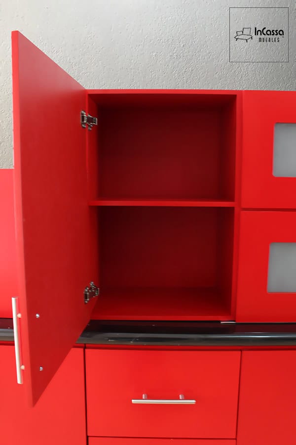Se presenta el interior de la alacena superior de color rojo completo con un estante interno, perfecto para organizar vajilla y utensilios de cocina de manera accesible y ordenada.