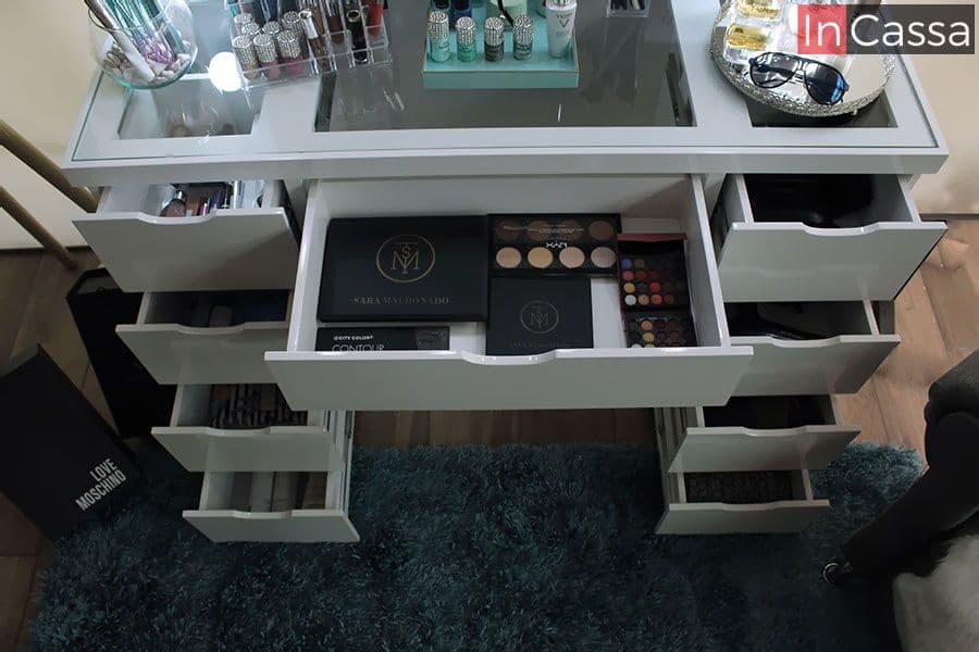 En está toma podemos apreciar de manera más detallada la cubierta de cristal y el interior de todos los compartimentos disponibles en el tocador, los cuales guardan diferentes tipos de utensilios con los cuales es posible determinar su profundidad. Vemos que tanto interna como externamente, cada compartimento conserva el tono blanco presente en todo el mueble.