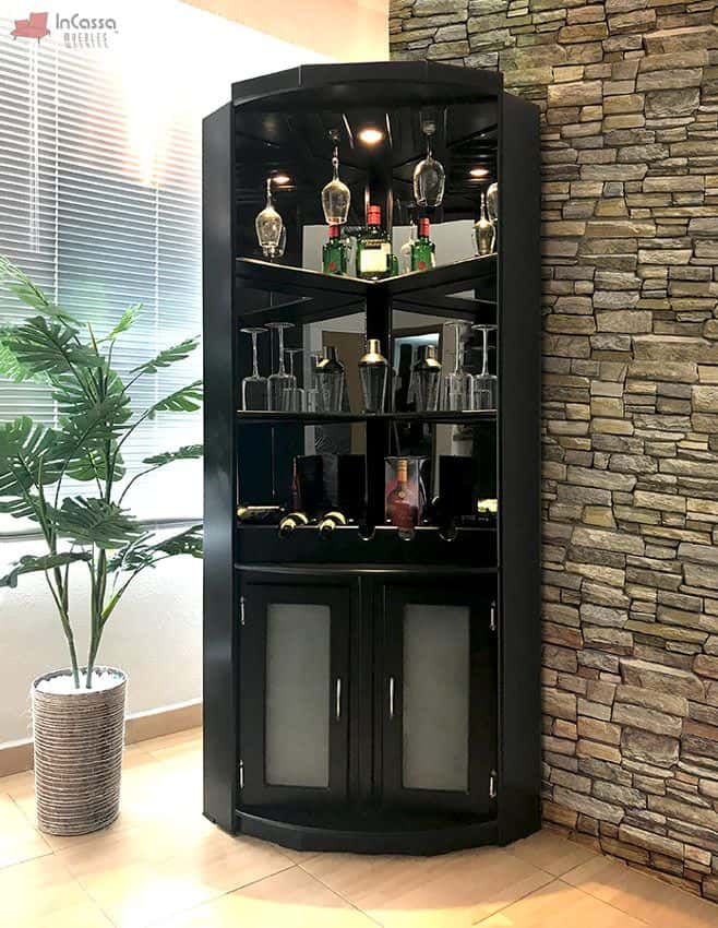 Esquinero para bar en color chocolate mate con diseño elegante y moderno. Cuenta con iluminación LED, espacio para colgar copas, guardar botellas y accesorios. Fabricado en MDF de alta calidad, incluye puertas con cristales esmerilados. Ideal para optimizar espacios.