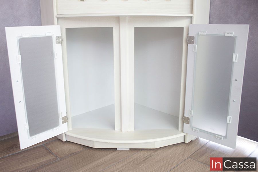 El compartimento inferior de este esquinero de bar blanco está diseñado para ofrecer un amplio espacio de almacenamiento. Las puertas con paneles translúcidos no solo proporcionan un toque estético, sino que también permiten mantener el contenido discretamente oculto mientras añaden un toque de modernidad al diseño. Perfecto para guardar botellas y accesorios, este gabinete complementa la funcionalidad del mueble sin comprometer el estilo.