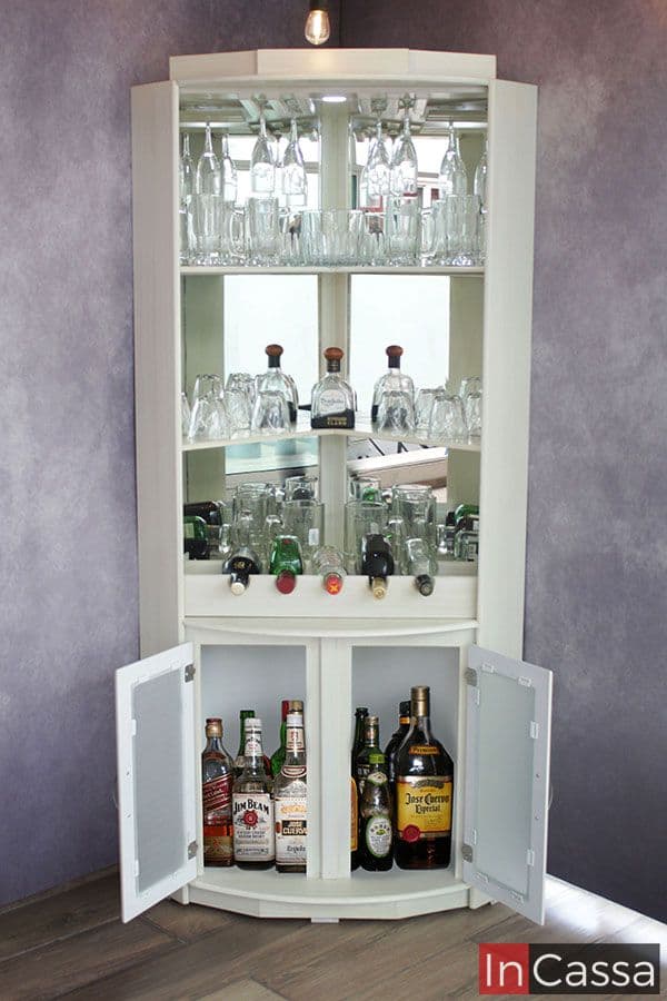 Con un acabado blanco completo, este esquinero de bar ofrece una estética fresca y moderna. Equipado con estantes de vidrio, un espejo trasero que acentúa la amplitud y una iluminación superior que destaca los elementos decorativos, este mueble es perfecto para exhibir botellas y copas. El gabinete inferior con puertas de panel translúcido proporciona un almacenamiento discreto y ordenado para las bebidas.