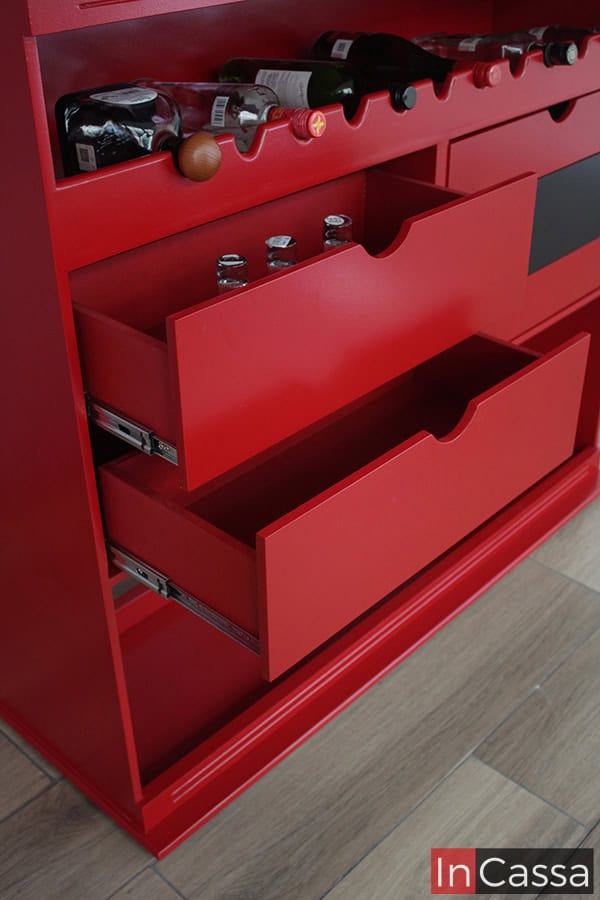 Está imagen se enfoca principalmente en mostrar tanto el interior como la estructura de los dos cajones traseros así como parte de la cava incorporada, los cuales conservan el color rojo completo presente en todo el mueble.