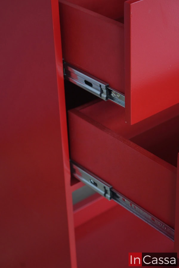 Una foto que se concentra en el sistema de apertura y cierre de los cajones, el cuál consta de rieles metálicos integrado a la construcción de cada cajón.